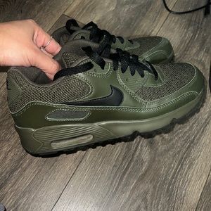 Nike air max in olive /black